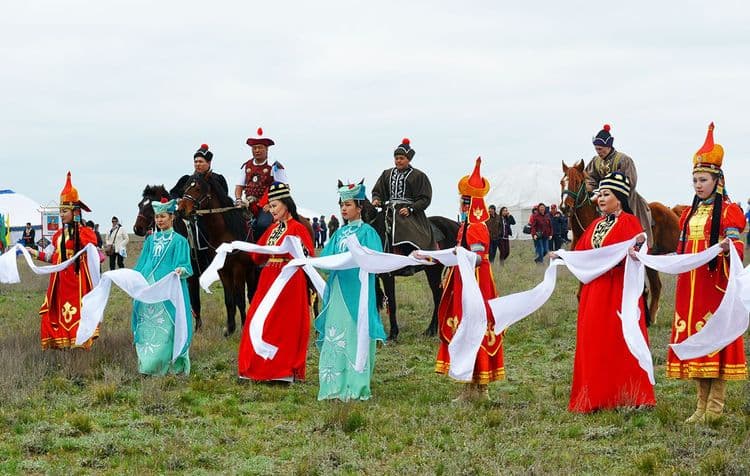 Девушки с хадаками встречают гостей Фестиваля Тюльпанов в Калмыкии